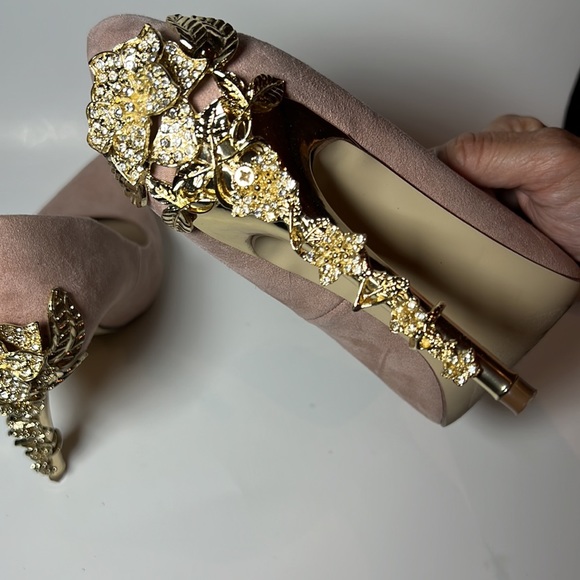 Neutral/pink suede heels with gold design - Picture 4 of 6